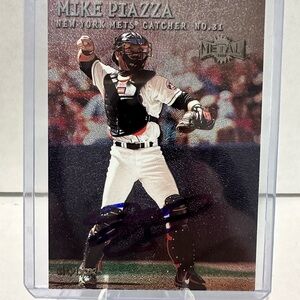 Mike Piazza Signed 2000 Fleer/Skybox #77 Baseball Card. COA. Autograph.